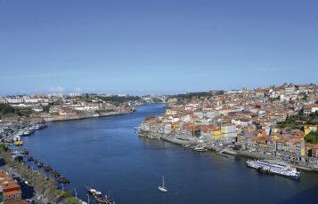 Blick über den Douro auf Portos Altstadt &copy; traveldia-fotolia.com