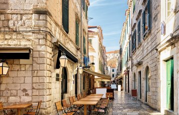 Straßencafe in Dubrovnik &copy; Roman Babakin - stock.adobe.com